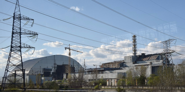 Chụp khối thép khổng lồ nặng 36 nghìn tấn lên lò phản ứng nguyên tử Chernobyl