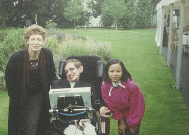 Chuyện ít biết về con gái nuôi người Việt của nhà bác học Stephen Hawking