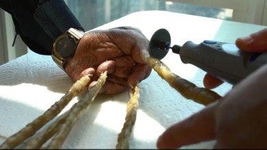 Cụ ông Ấn Độ cắt bộ móng tay dài nhất thế giới