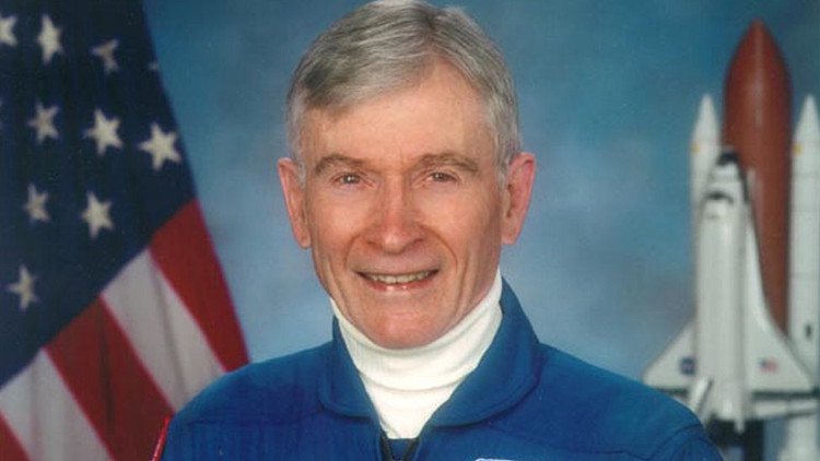 Cựu phi hành gia NASA từng đi bộ trên Mặt trăng qua đời