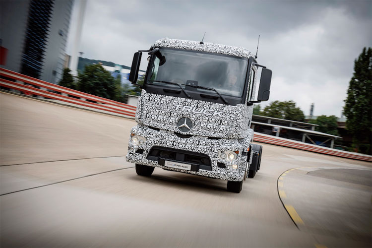 Daimler giới thiệu Mercedes-Benz Urban eTruck - Xe tải nặng chạy điện hoàn toàn