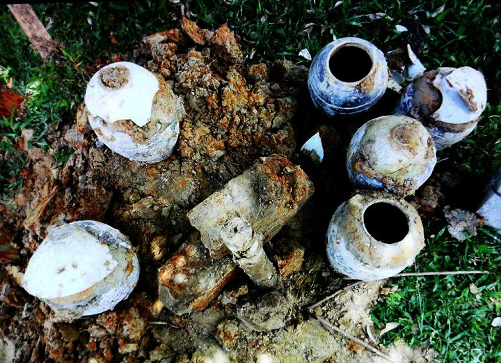 Đào hố chôn cột điện, phát hiện nhiều cổ vật thời Lê ở Hà Tĩnh