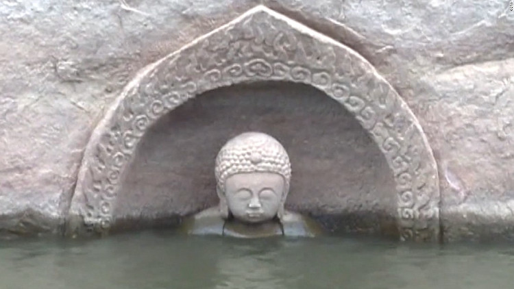 Đầu tượng Phật 600 tuổi nổi trên hồ nước gây sốt