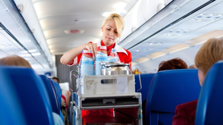 Đây là lý do bạn đừng bao giờ uống nước đá trên máy bay