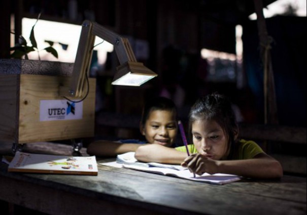 Đèn lấy điện từ cây thắp sáng làng quê hẻo lánh ở Peru