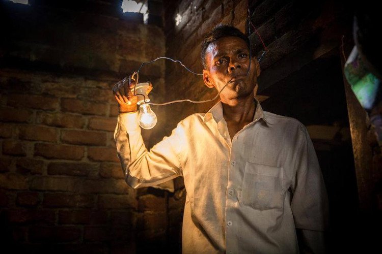 Dị nhân Ấn Độ ăn 1.100 volt điện thay cơm
