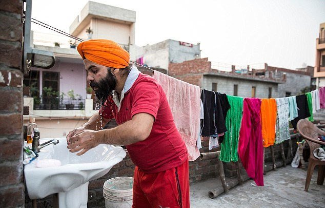 Dị nhân Ấn Độ dùng râu để nâng người nặng 54,4kg