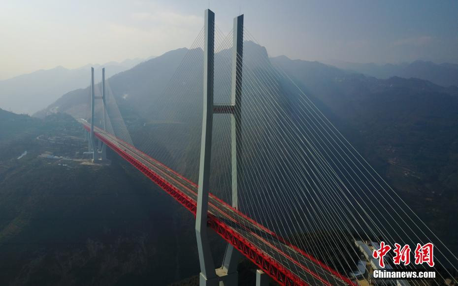 Đi xuyên mây giữa cây cầu cao nhất thế giới
