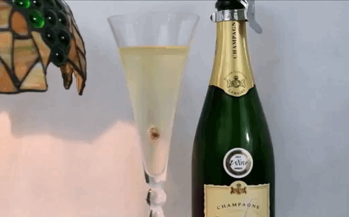 Điều bất ngờ thú vị gì xảy ra khi bỏ nho khô vào rượu champagne?