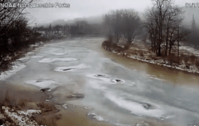 Điều gì đã xảy ra khi dòng sông bỗng nhiên đóng băng rồi vỡ vụn tràn bờ?
