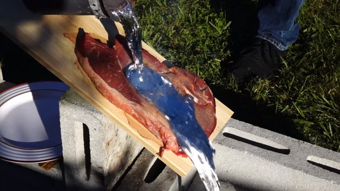 Điều gì sẽ xảy ra khi da thịt tiếp xúc với kim loại nóng chảy?