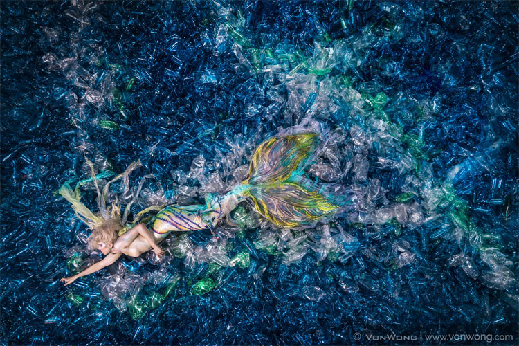 Độc đáo bộ ảnh nàng tiên cá "mắc kẹt" giữa hơn 10.000 chai nhựa