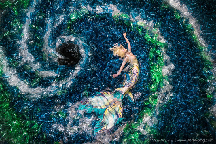Độc đáo bộ ảnh nàng tiên cá "mắc kẹt" giữa hơn 10.000 chai nhựa