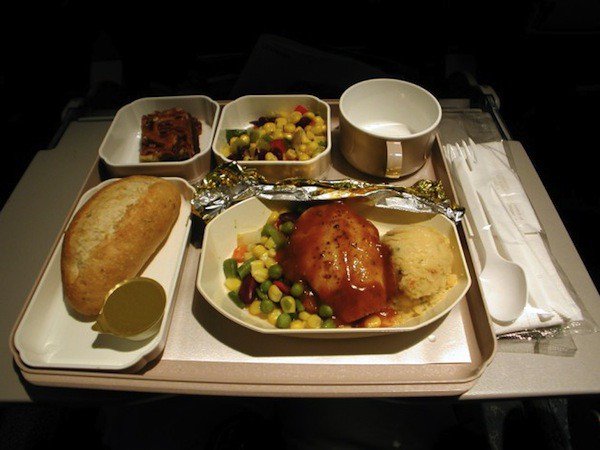 Đọc tâm sự của bếp trưởng trên máy bay để biết đâu là món ăn bạn không nên gọi