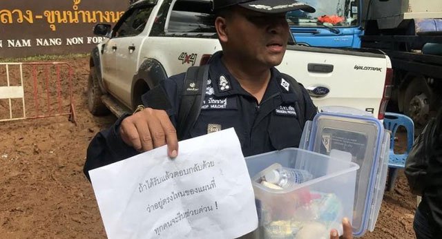 Đội bóng Thái Lan có thể sống sót trong hang bằng cách nào?