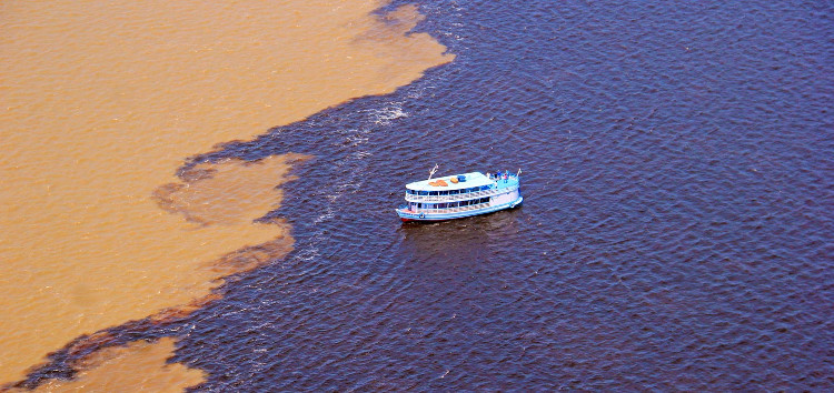 Dòng sông có hai màu nước không hòa lẫn ở Brazil