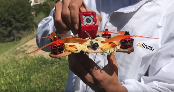 Drone làm từ pizza bay lượn trên bầu trời không khác gì máy bay thực thụ