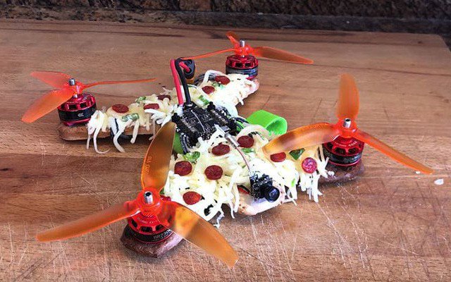 Drone làm từ pizza bay lượn trên bầu trời không khác gì máy bay thực thụ