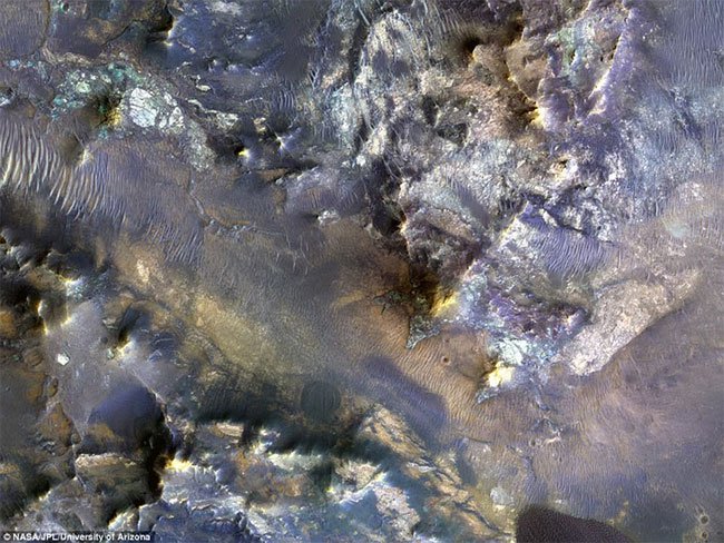 Đụn cát màu xanh bí ẩn trên sao Hỏa