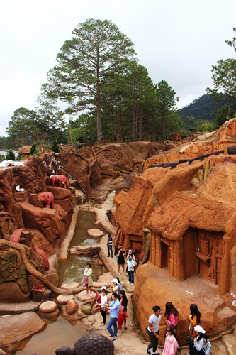 Đường hầm đất sét với những tác phẩm điêu khắc hoành tráng ở Đà Lạt