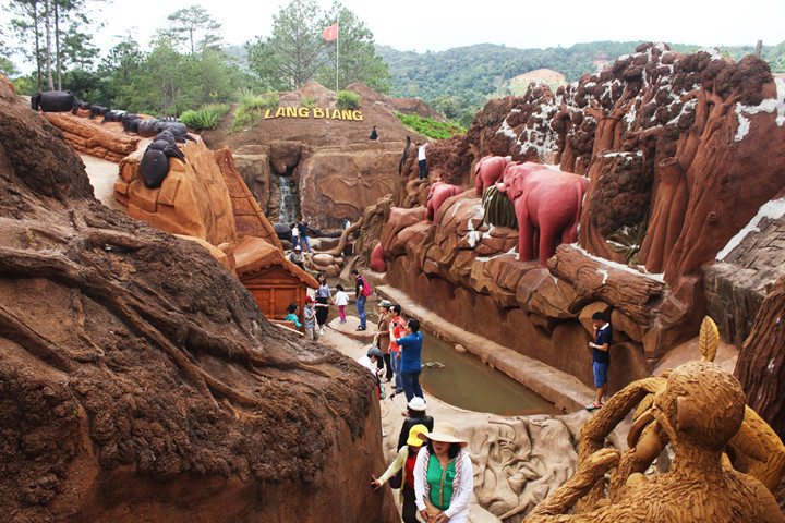 Đường hầm đất sét với những tác phẩm điêu khắc hoành tráng ở Đà Lạt
