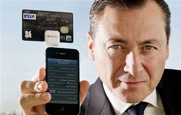 Gắn thẻ tín dụng vào điện thoại di động để thanh toán