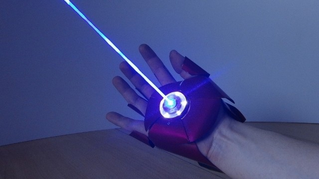 Găng tay laser tự chế y như của Ironman