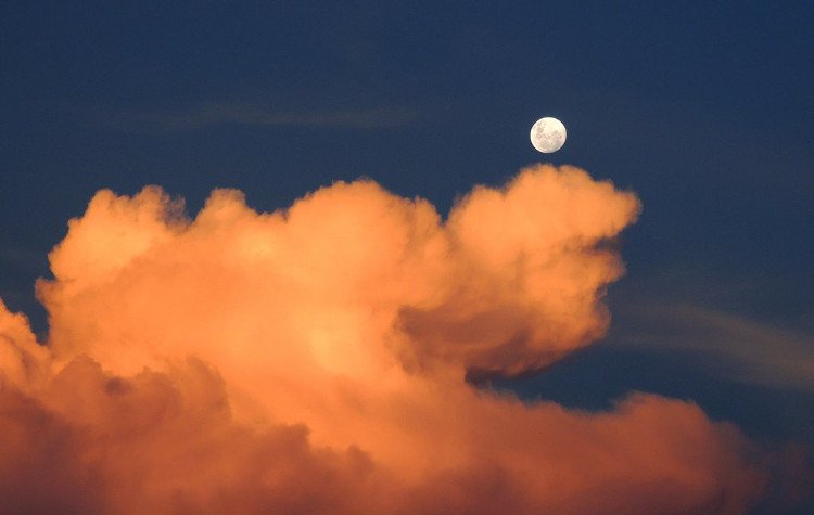 Giải mã hiện tượng mặt trăng thơ thẩn trên trời vào ban ngày