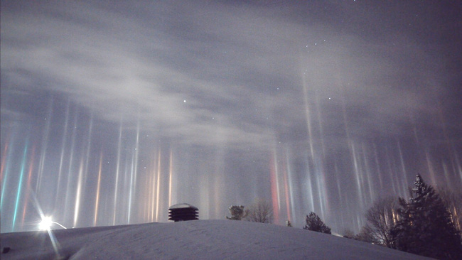 Giải mã những cột sáng bí ẩn nghi của người ngoài hành tinh đang gây xôn xao cả một vùng trời Canada
