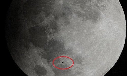 Giải mã vật thể lạ bay ngang qua Mặt Trăng giữa nguyệt thực
