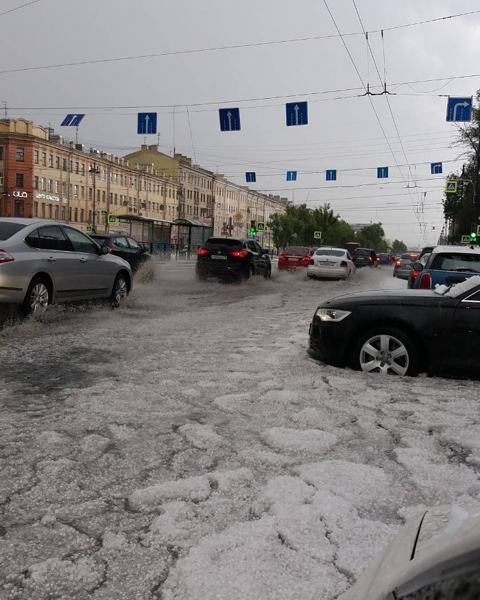 Giữa mùa hè, đường phố hoá sông băng ở Nga