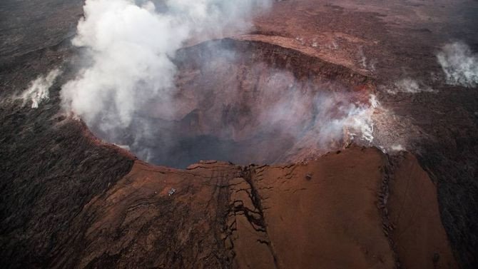Hawaii: Núi lửa Kilauea tạo ra cột tro bụi mịt mù cao đến 9.000 mét