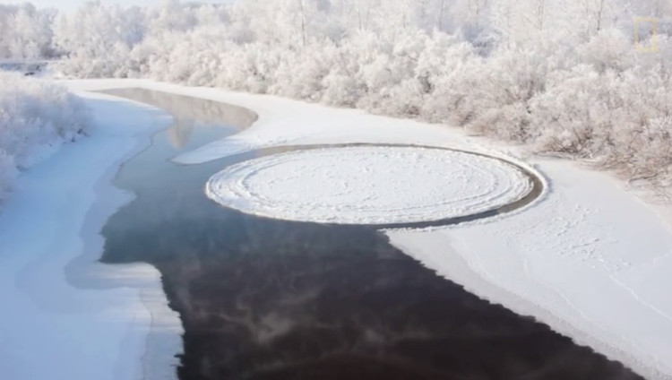Hiệu ứng tạo đĩa băng 15m xoay tròn trên mặt sông Nga