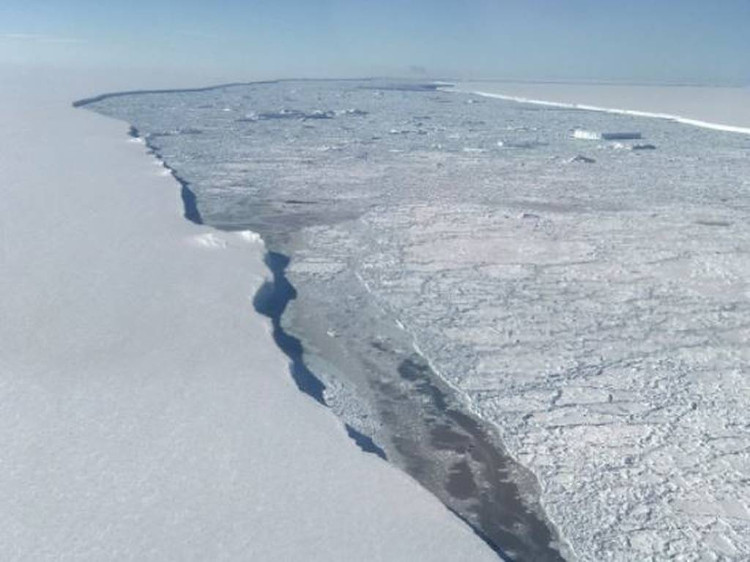 Hình ảnh cận cảnh núi băng trôi khổng lồ bị tách khỏi Nam Cực