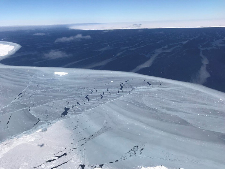 Hình ảnh cận cảnh núi băng trôi khổng lồ bị tách khỏi Nam Cực