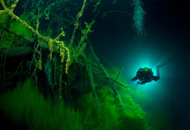 Hồ không đáy Goluboe: Bí ẩn đáng sợ bậc nhất trên Trái Đất