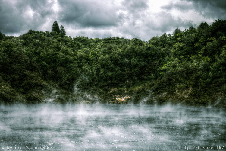 Hồ nước kỳ lạ quanh năm sôi sùng sục và bốc khói nghi ngút