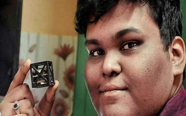 Học sinh 18 tuổi Ấn Độ vừa chế tạo ra vệ tinh nhẹ nhất thế giới
