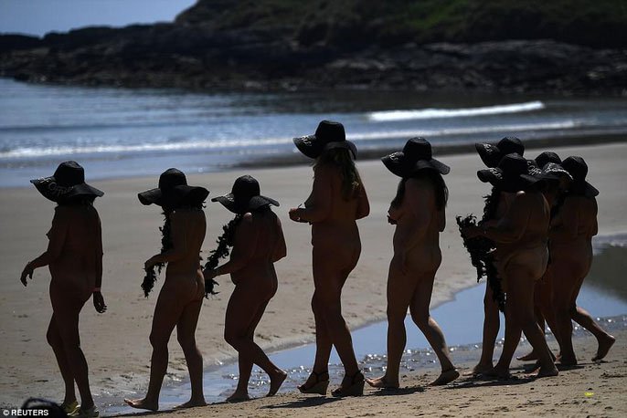 Hơn 2.500 phụ nữ tắm biển khỏa thân lập kỷ lục Guinness