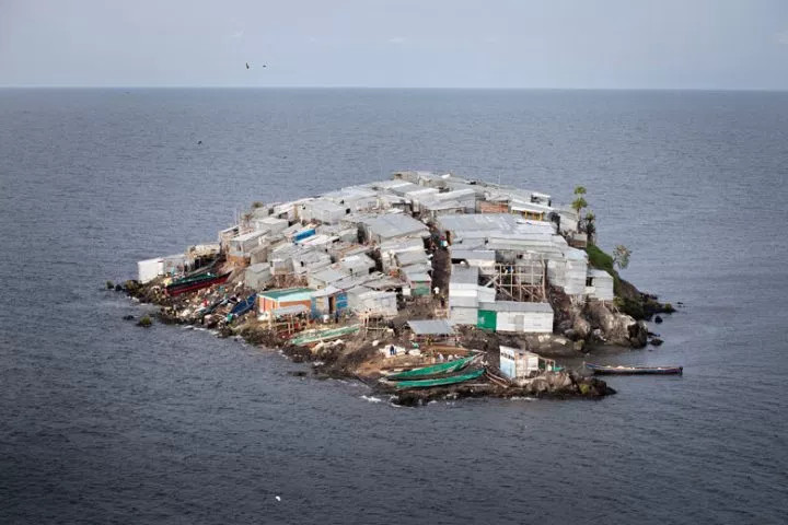 Hòn đảo bé chỉ bằng nửa sân bóng nhưng có tới 1.500 người dân sinh sống