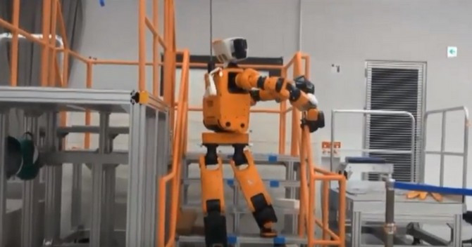 Honda phát triển robot cứu hộ có thể leo thang như người