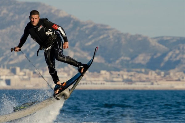 Hoverboard – Chiếc ván trượt độc đáo có thể lướt trên không khí