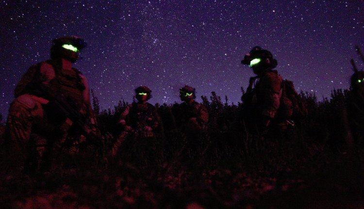 Khám phá kính đặc biệt giúp lính Mỹ nhìn xuyên bóng đêm
