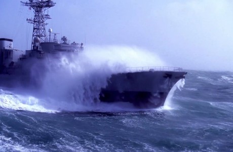 Khi tàu chiến hiện đại đối đầu với... bão biển