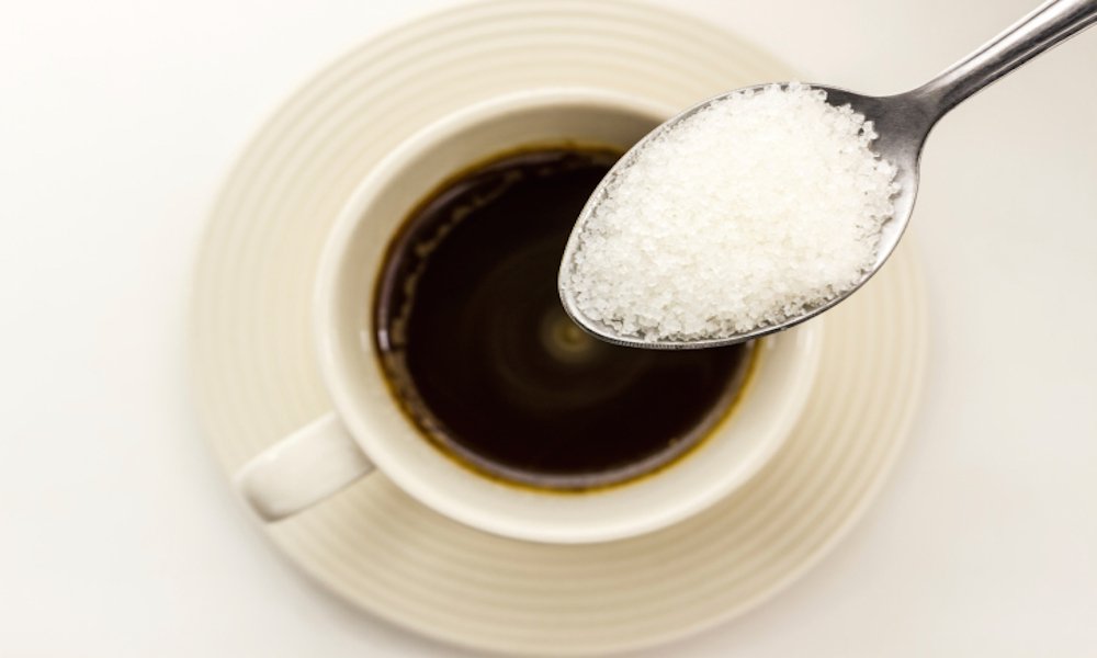 Khoa học đằng sau thói quen cho đường vào cafe