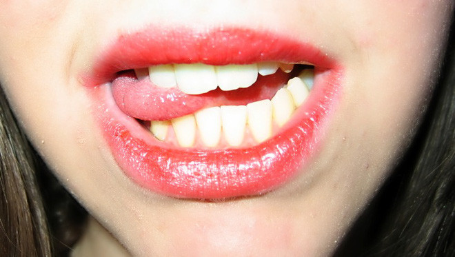 Khoang miệng nhiều vi khuẩn nhưng sao vết thương cắn vào lưỡi lại không bị nhiễm trùng?