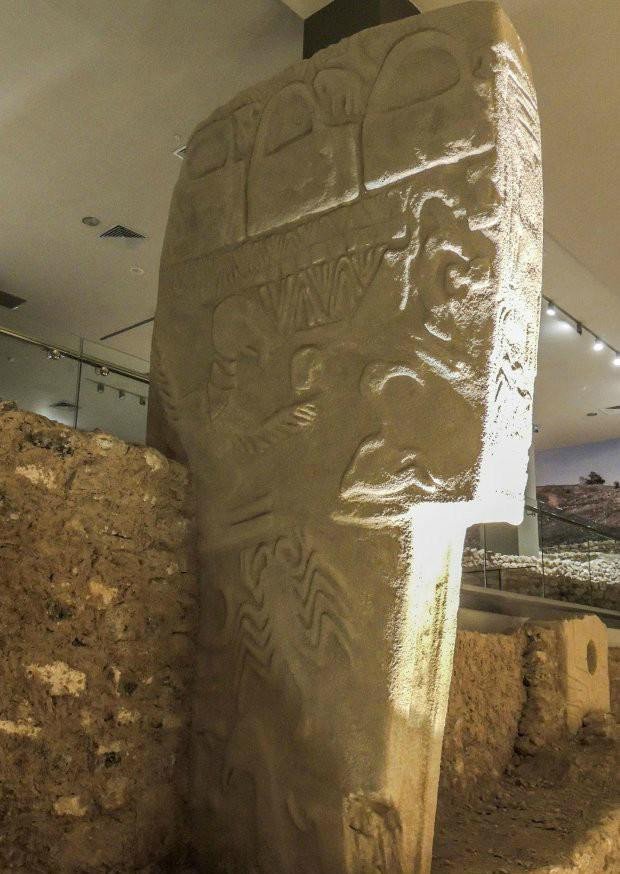 Khoảnh khắc sao chổi hủy diệt voi ma mút trên cột đá cổ