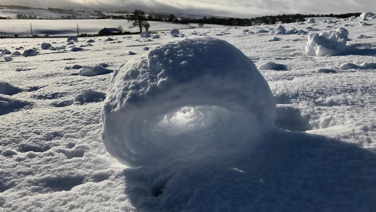 Khối tuyết cuộn tròn giữa cánh đồng Scotland