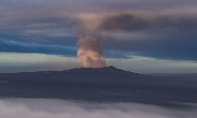Khói và dung nham đỏ rực phun trào từ miệng núi lửa Hawaii