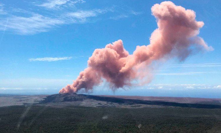 Khói và dung nham đỏ rực phun trào từ miệng núi lửa Hawaii